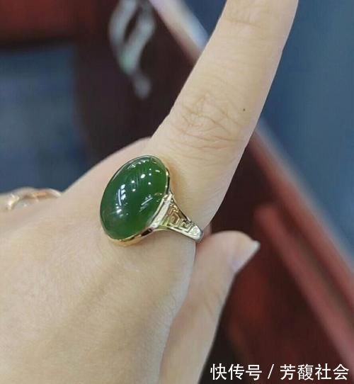 题主 元旦入手两个戒指,有懂的行家帮忙看看?