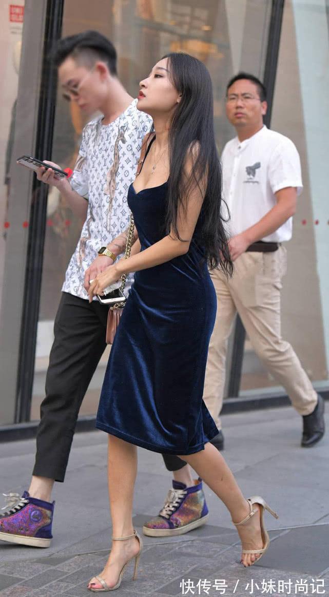 美女|街拍美女: 小姐姐身穿“丝绒裙”, 衬托出她的“高级感”