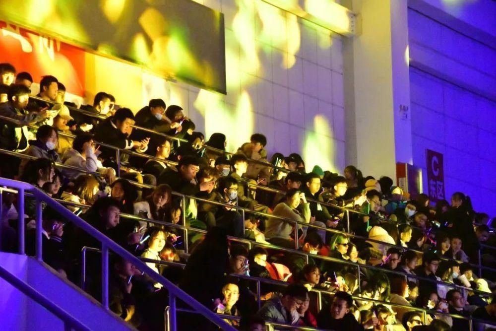 冬天的第二场雪和今晚的校园歌手大赛更配噢～