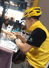 |搞笑GIF:无所不能的外卖小哥