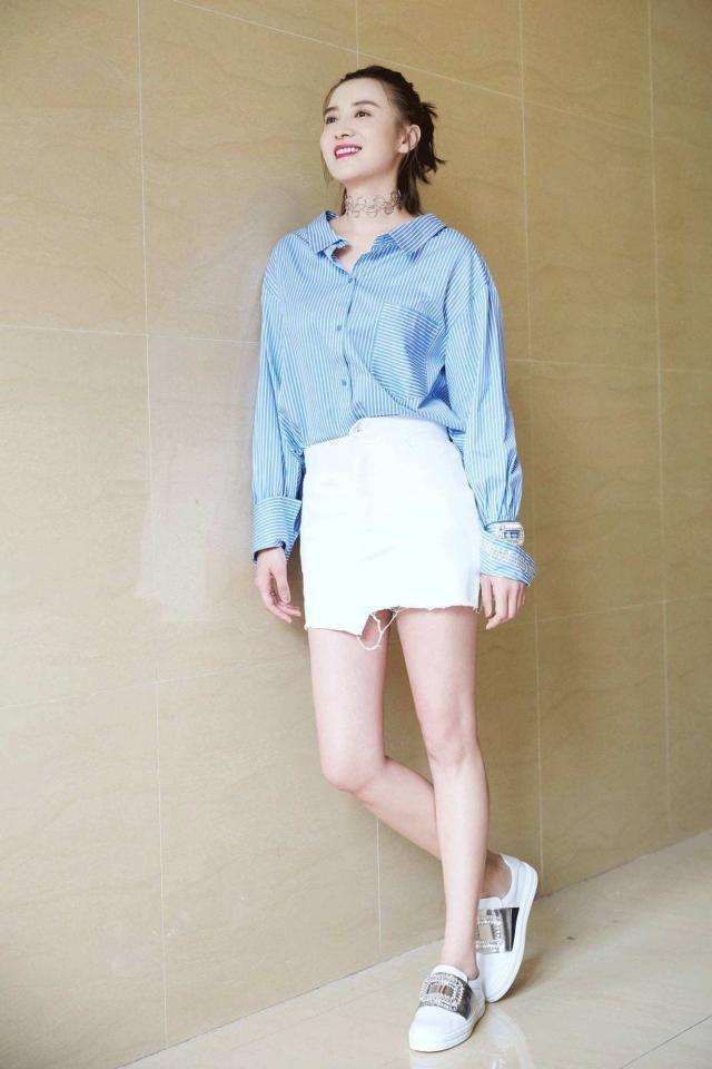 针织衣|潘晓婷穿粉色职业西装参加活动,身材高挑有气场