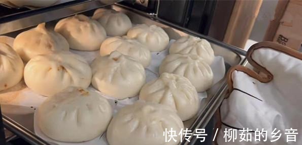 黄磊教做肉包子视频火了，网友点赞感叹这肉包子做得太有特色了！