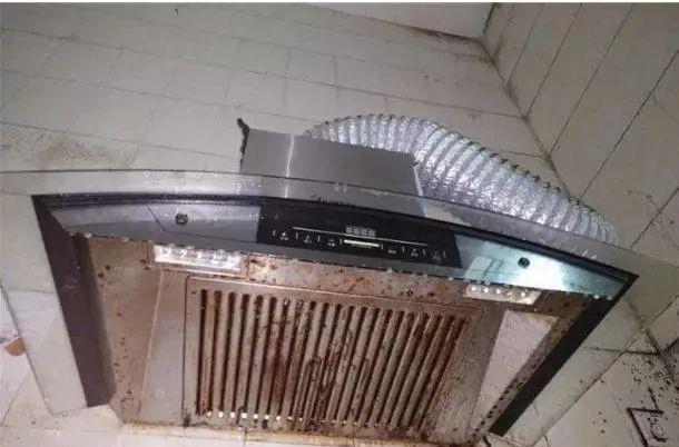 洗抽油烟机时,还在傻傻拆洗吗?教你1招,不须拆开,污垢全洗掉
