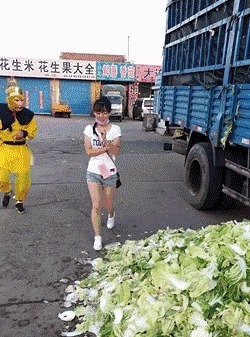 |搞笑GIF：女人就像是一把沙子 不管你怎么抓都会漏的