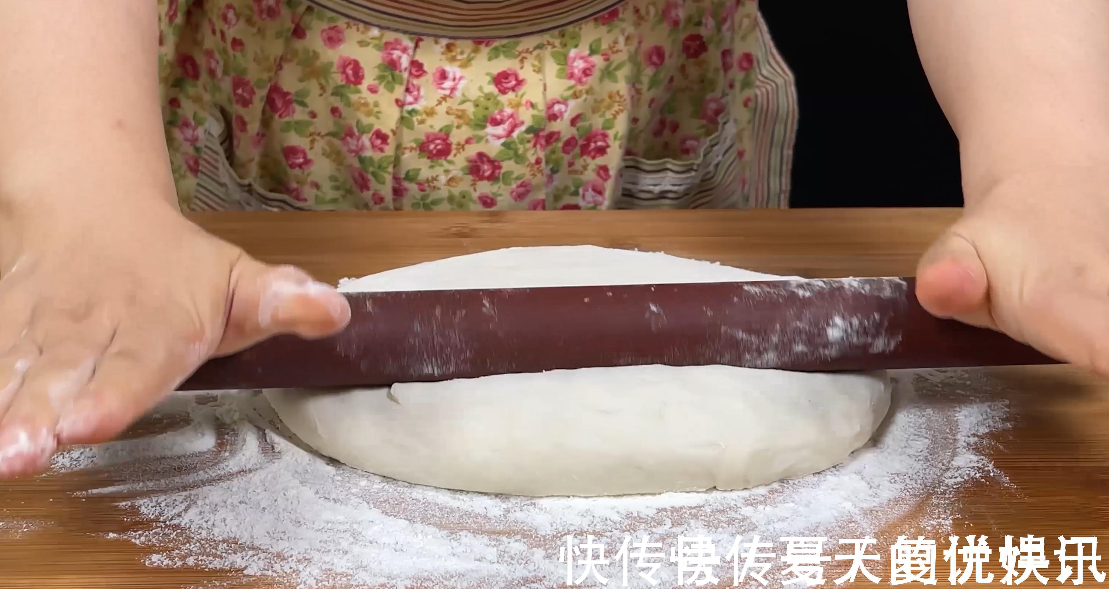 早餐店的葱油饼为什么好吃?原来做法简单,学会就可以摆摊了