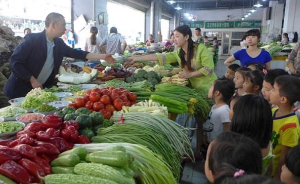自闭症|爸爸带自闭症儿子去菜市场学说话,结果却发现儿子另一个“天赋”