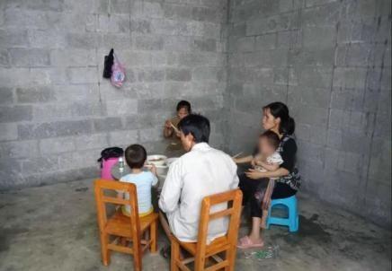 村里人|90后夫妻躲进深山,不懂避孕不愿结扎,12年生10娃,30岁妈妈像40岁