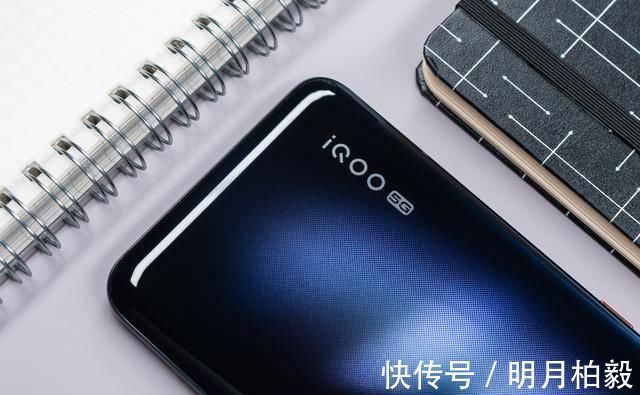 iqoo|黑骑士进化，超小孔径+后置矩形四摄，iQOO3驭影黑真机图赏