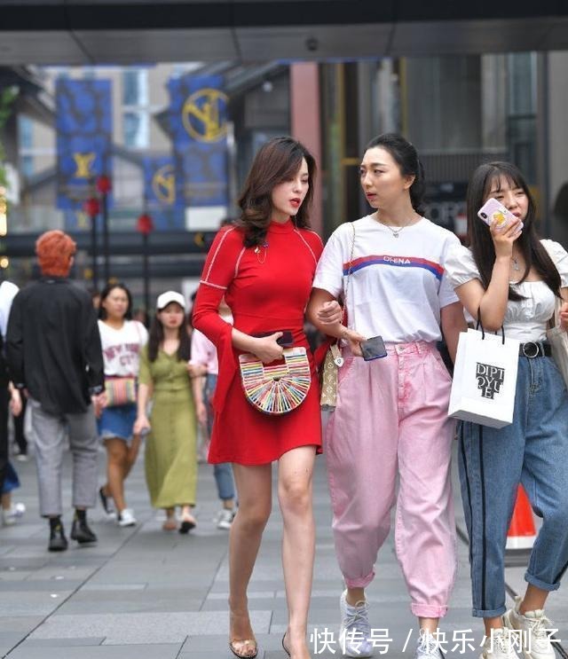 配饰|低腰修身的开叉连衣裙,露腿的穿搭组合很加分,魅力无穷