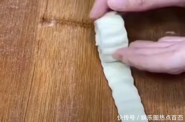 最简单的花卷,一搓一压一卷,造型有创意,既好看又好吃