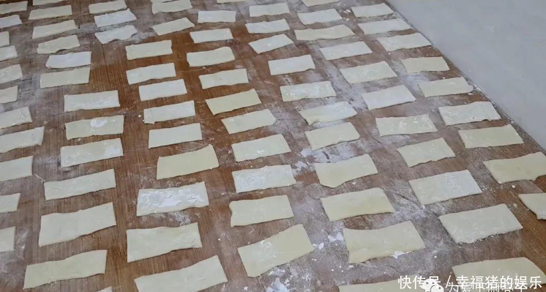 面粉别炸油条了,锅里炸一炸,做出特色小零食,比薯片麻花还好吃