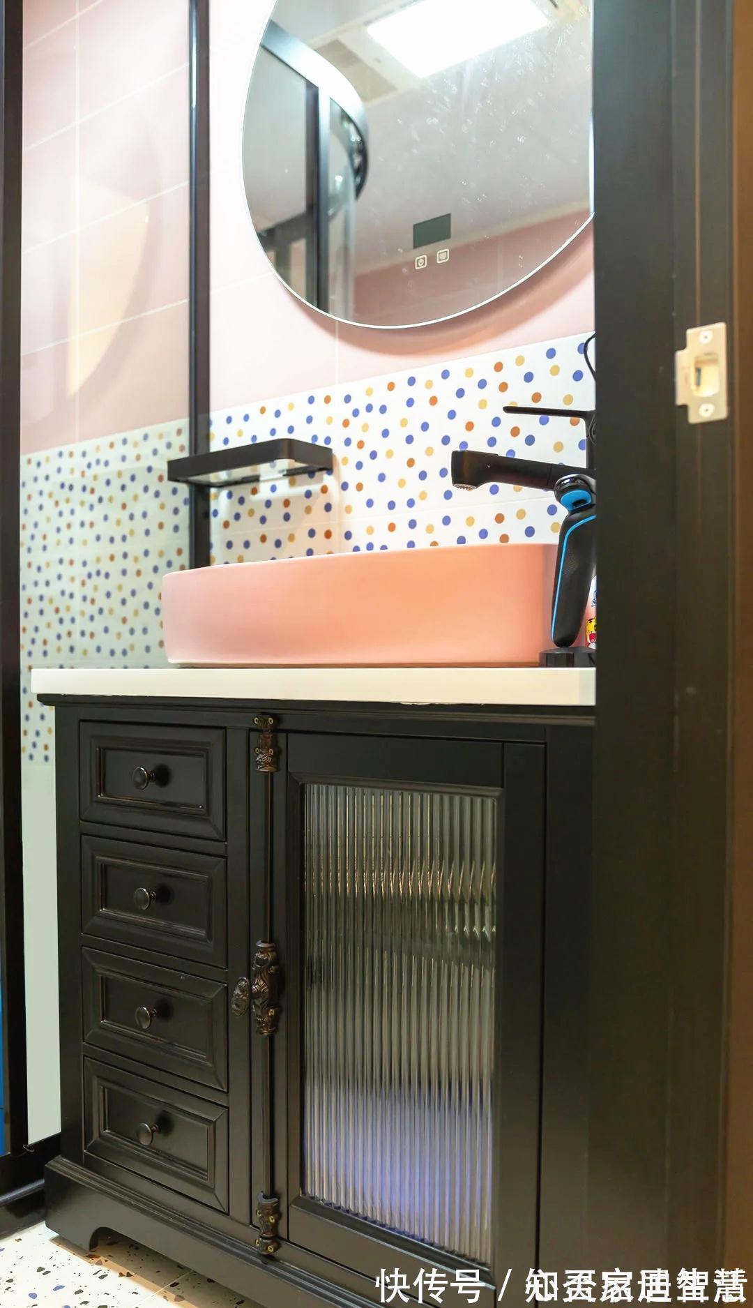 收纳|80㎡奇葩两房半户型,餐厨融合打造吧台当餐桌,主卧挤出衣帽间