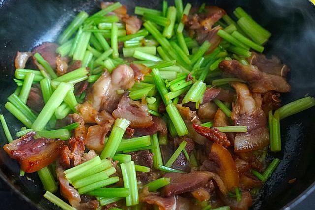 入冬后，给家人多吃这肉，和芹菜简单一炒，香味扑鼻，馋到流口水