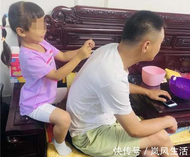 差别|母女俩在服务区吃饭,看到饭菜的差别后,网友孩子已被“养废”