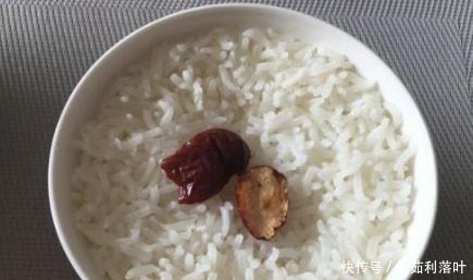 蒸米饭时,“冷水”还是“热水”下锅大厨教你1招,米饭香又软