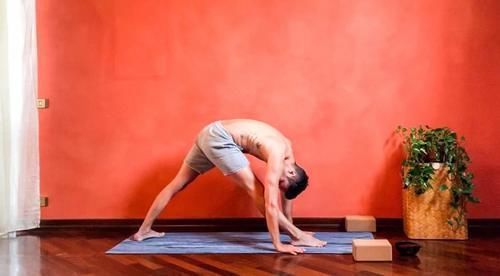 柔韧性|看了这个小哥的劈竖叉过程,我对自己下一字马的信心又增加了几分