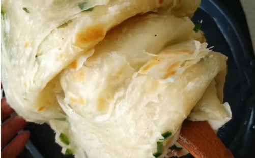 家常葱油饼这样做最好吃，掌握这2个秘诀，柔软多层，凉了也不硬