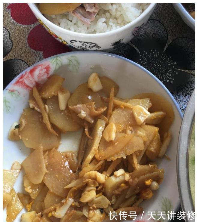 辣炒肥肠|公婆忙完庄稼又要去打工，我特意做了一桌菜送行，饭后吃的都想哭