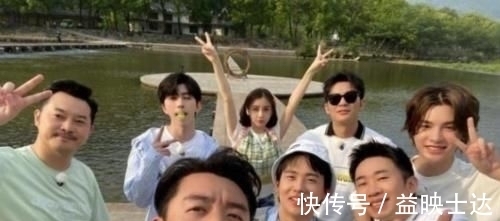 李晨沉迷撕名牌，家中跑男嘉宾名牌堆成小山，居然还有他俩的！