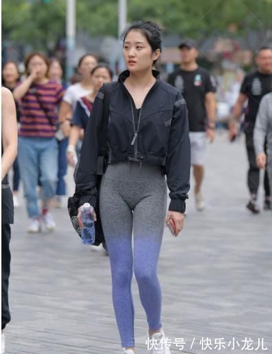 风衣 黑色长袖风衣搭配高腰瑜伽裤,修身时尚大方得体,运动感满满