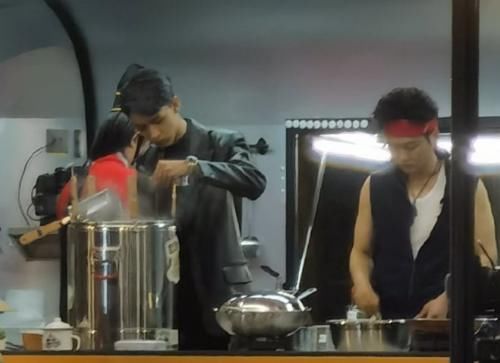 尹正|秦霄賢新綜路透來襲，孟鶴堂周九良新造型加盟節(jié)目，網(wǎng)友：這誰啊，不認識