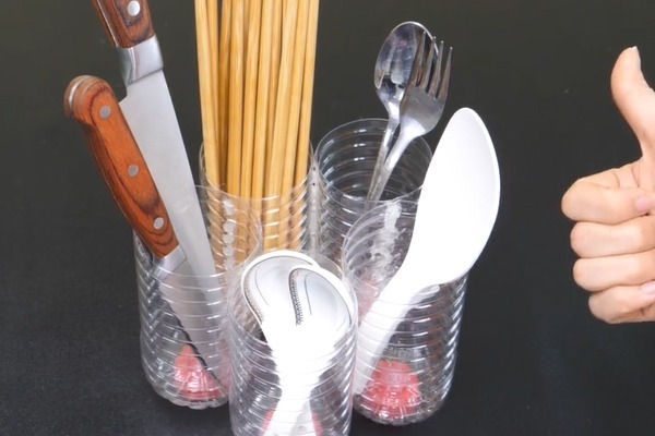 把5个塑料瓶粘在一起,放在厨房里,一年能省不少钱,太实用了!