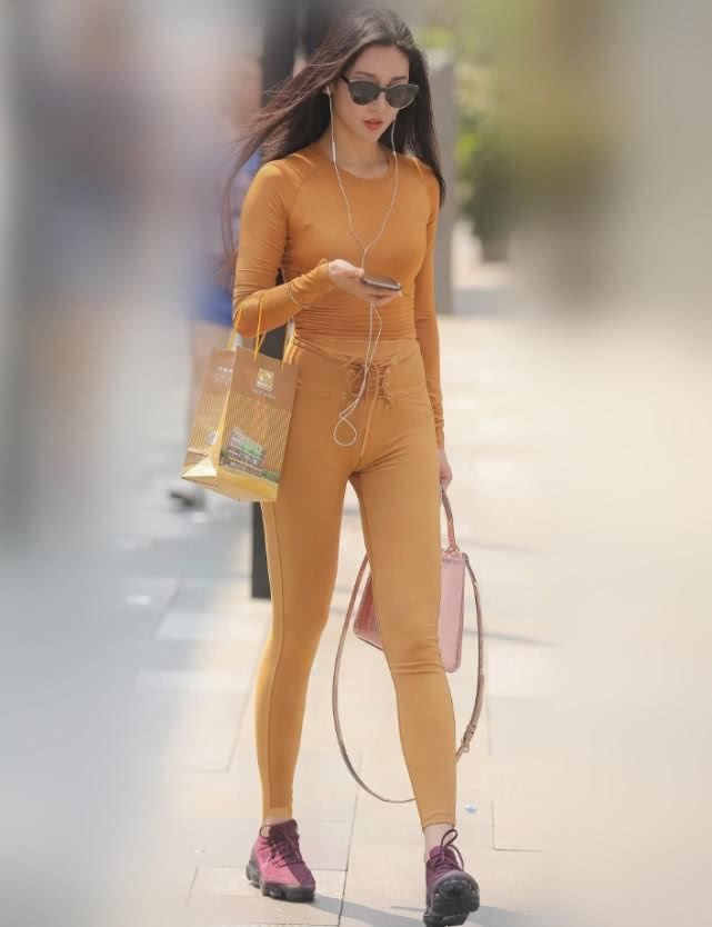 街拍小姐姐穿一身棕黄色系穿搭出门,超吸睛,一般人驾驭不了