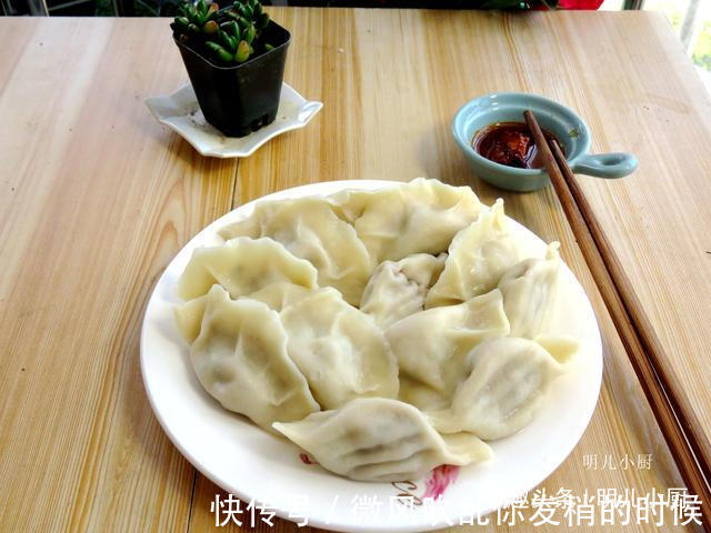 这菜5毛钱一斤,包饺子真好吃,个个肚大不走水,咬一口满嘴鲜汤