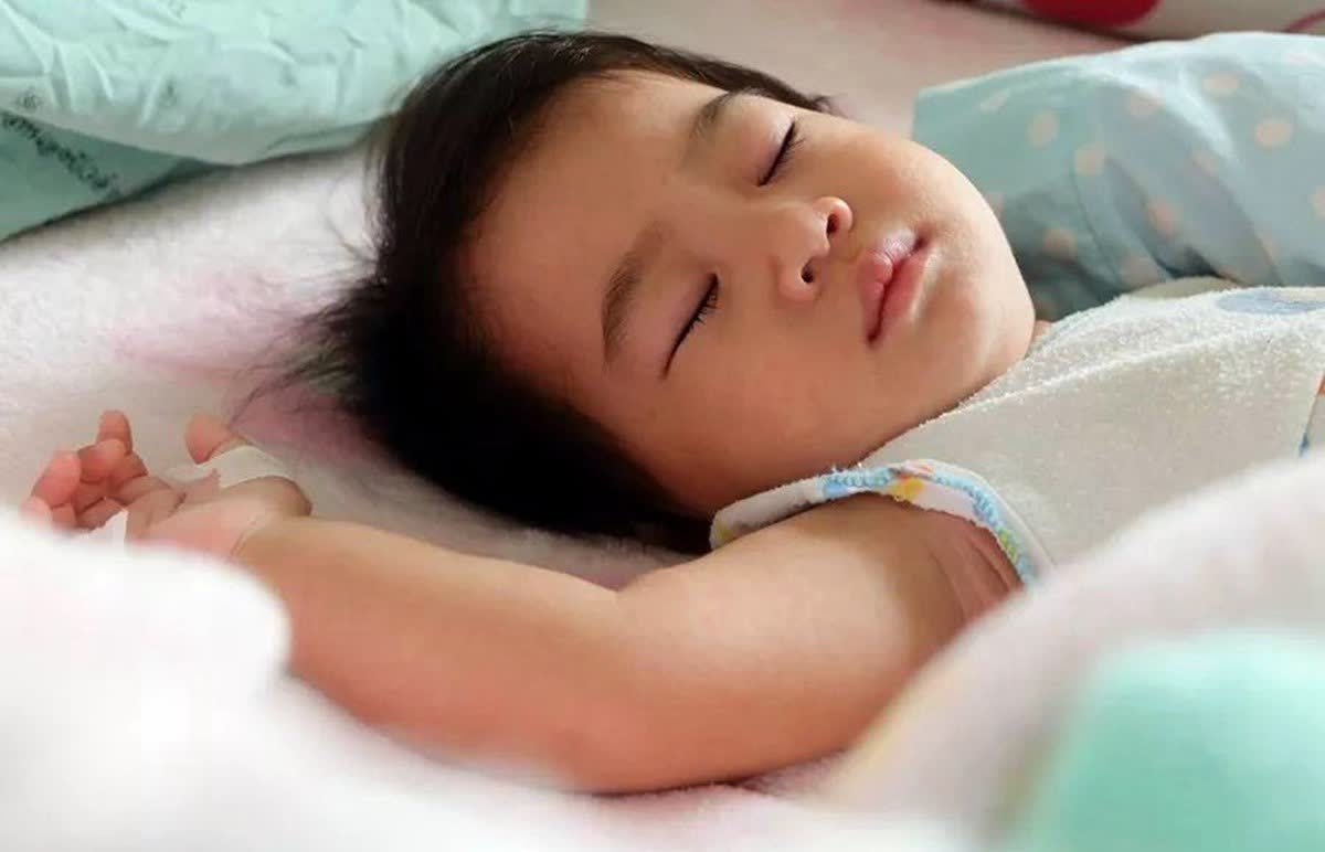 宝宝|宝宝睡觉为啥会“满床滚”?原因有很多,关乎宝宝健康你可别嫌烦