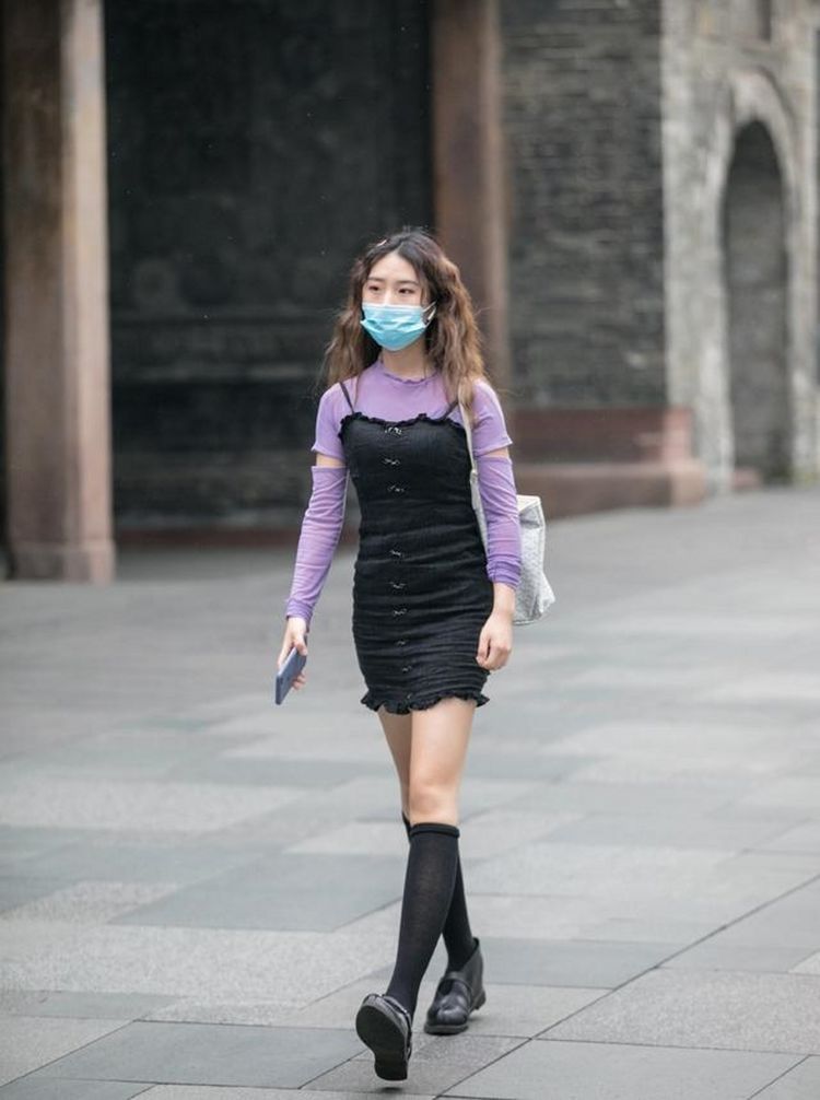 魅力|街拍：简约时尚的高跟鞋，能够穿出女性身上独有的魅力