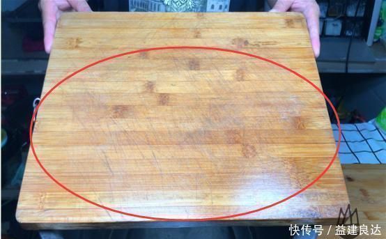 菜板脏了,万万不可用洗洁精洗,教你一招,立马干净如新还不发霉