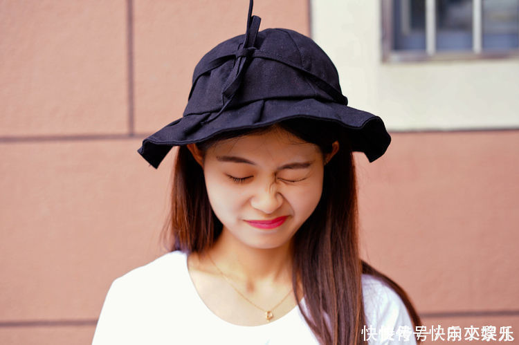 口香糖|妈妈带三岁宝宝买药,孩子蹲在柜台前要“口香糖”妈妈羞红了脸