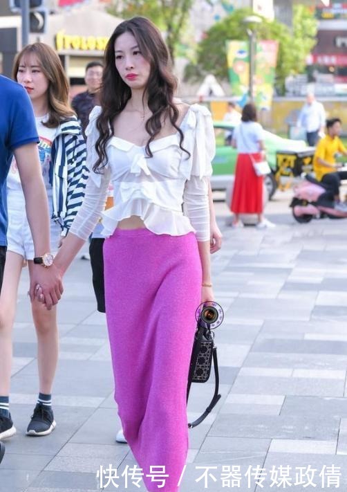 华丽|长发女神穿玫红色半身裙,华丽又不失典雅,时尚又迷人