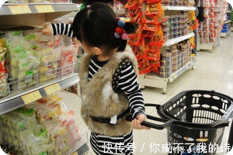 超市|1岁宝宝逛超市把黄桃戳了个洞,“狠心”宝妈指着榴莲:继续戳!