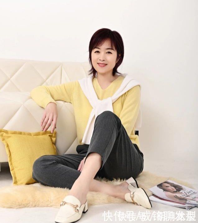 针织衫|50多岁的她，穿衣打扮时尚减龄像个小女生，看不出真实的年龄