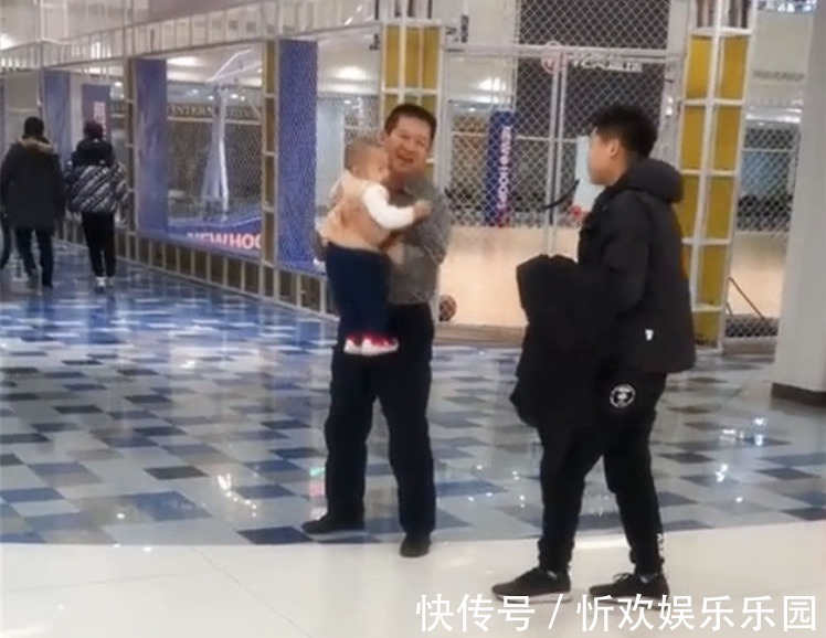 爸爸|爸爸和爷爷同时敞开怀抱，宝宝是如此选择的，接下来暖化了