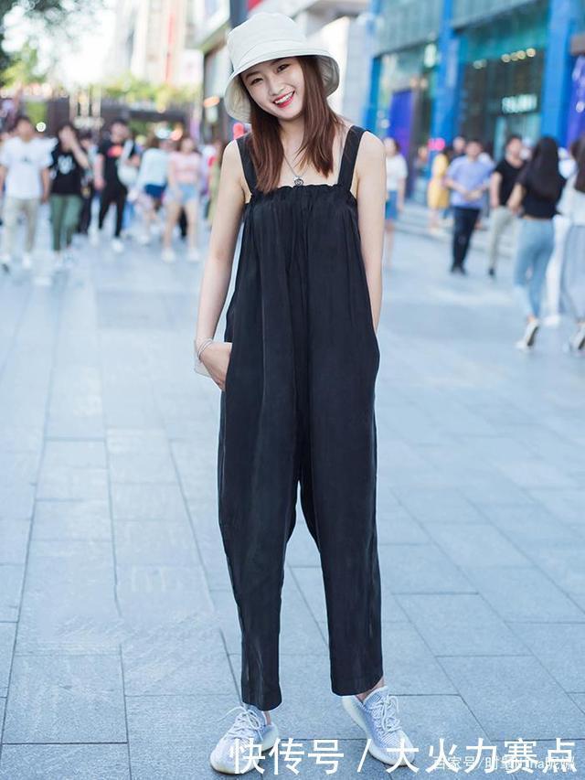 露脚踝|秋天运动鞋要怎么搭配街头女生都这样穿,显高又时髦