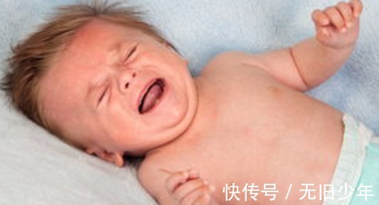 行为|婴儿吃辅食这一时期, 出现这些行为, 就代表着宝宝过度喂养!