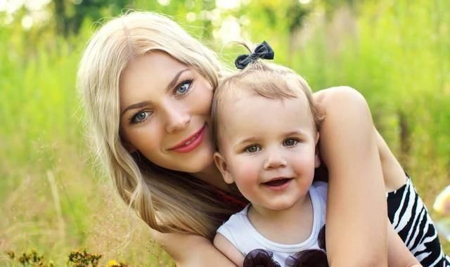 妈妈|看到妈妈坐在爸爸腿上，1岁女儿这吃醋的模样，让爸妈哭笑不得