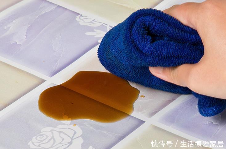 贴纸|厨房油污又黏又厚?别用洗洁精,教你3招,老油灶也能闪闪发光!