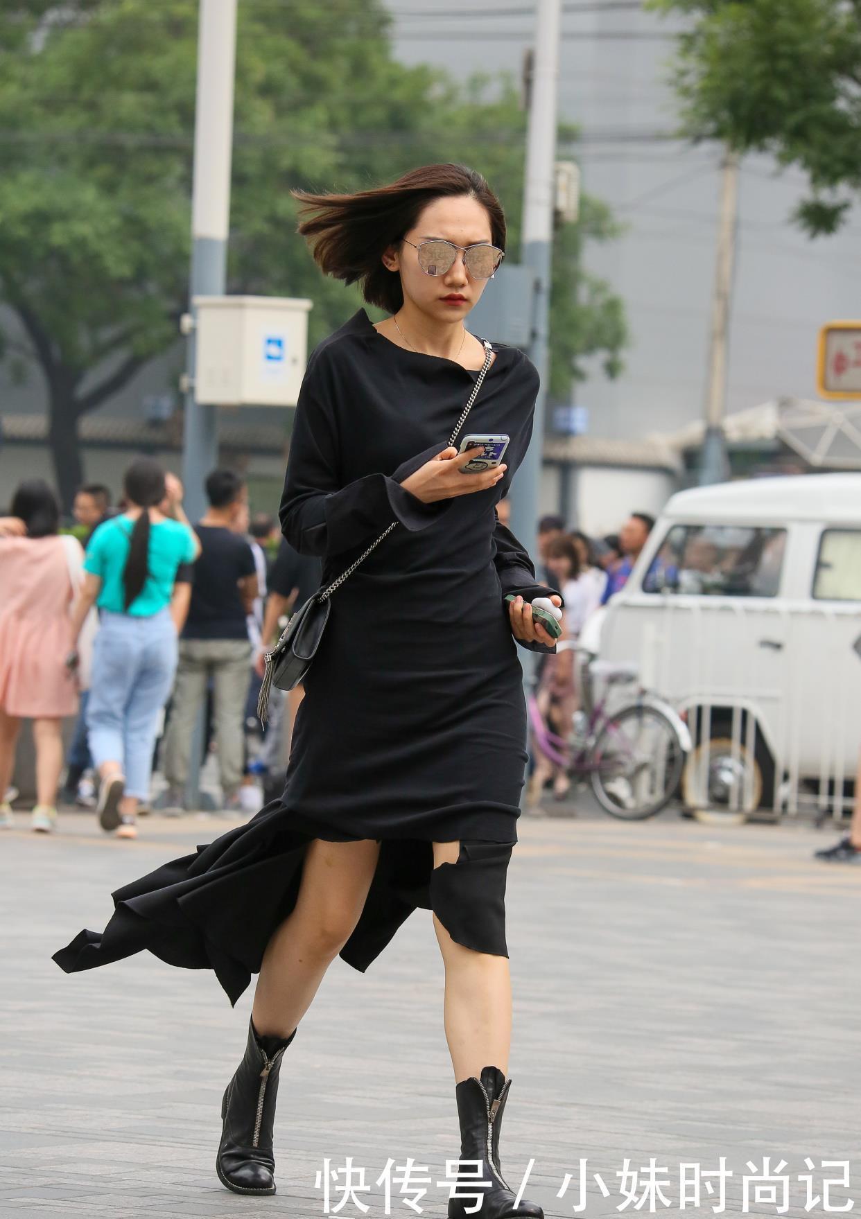 时尚穿搭:黑色长袖连衣裙,搭配马丁靴,保暖又时尚