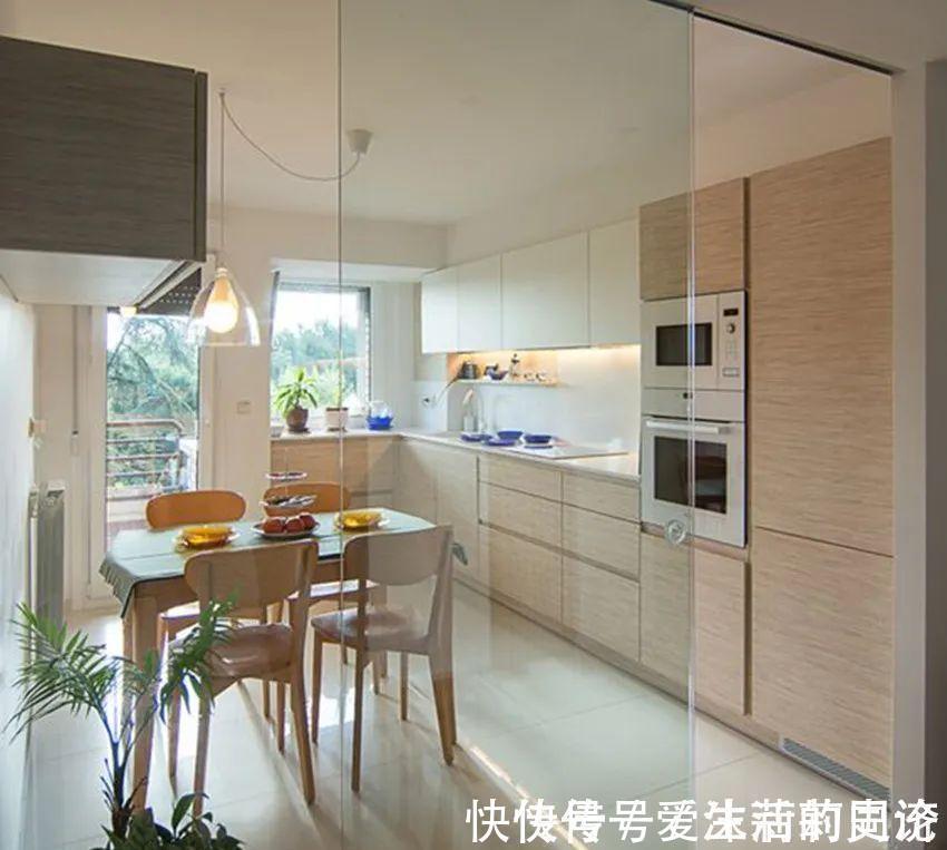 边边角角|厨房不砌墙也不装框架门,无框玻璃藏轨道,采光好,又上档次