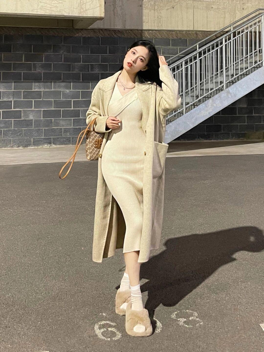 穿搭|今冬试试“针织连衣裙+大衣”的款,既有风度又有温度,绝绝子!