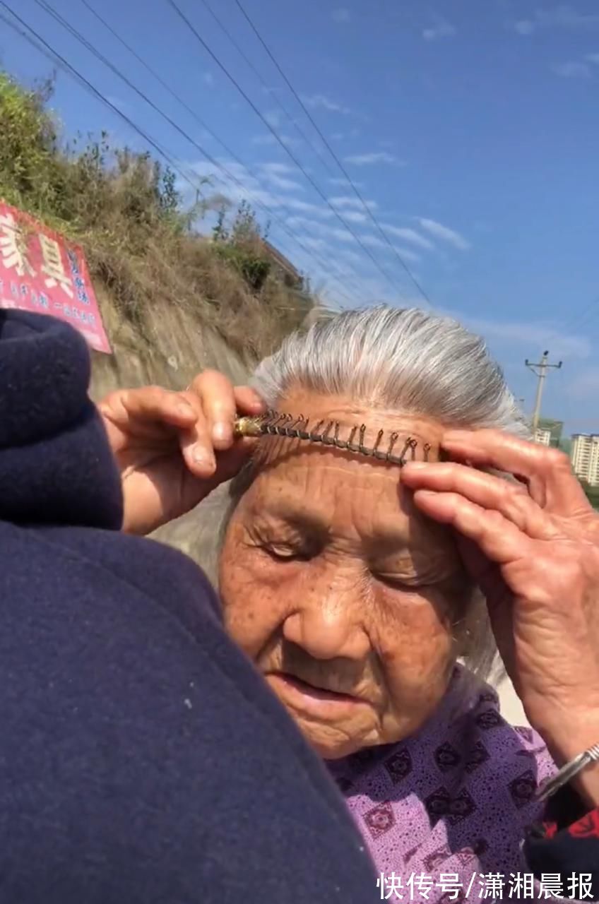 奶奶|福建小伙带94岁独居奶奶兜风：奶奶一边说不去一边锁门上车