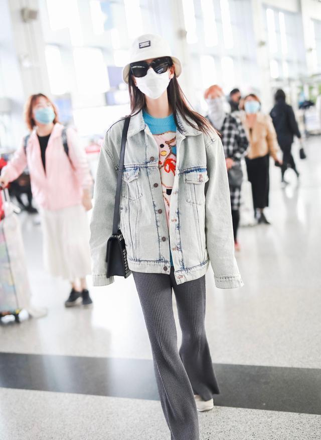 自信|牛仔衣也能穿出华丽风,黄圣依镶钻牛仔好闪,37岁自信秀美腹