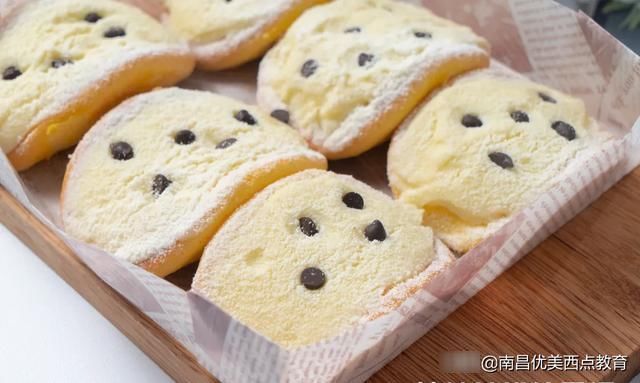 轻轻软软像在捏了朵云，一口下去奶香、醇苦、香甜、微酸