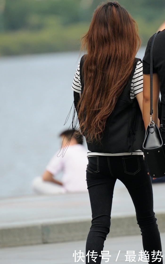 搭配|街拍:紧身牛仔裤搭配黑色马甲,男朋友说这样穿很年轻漂亮