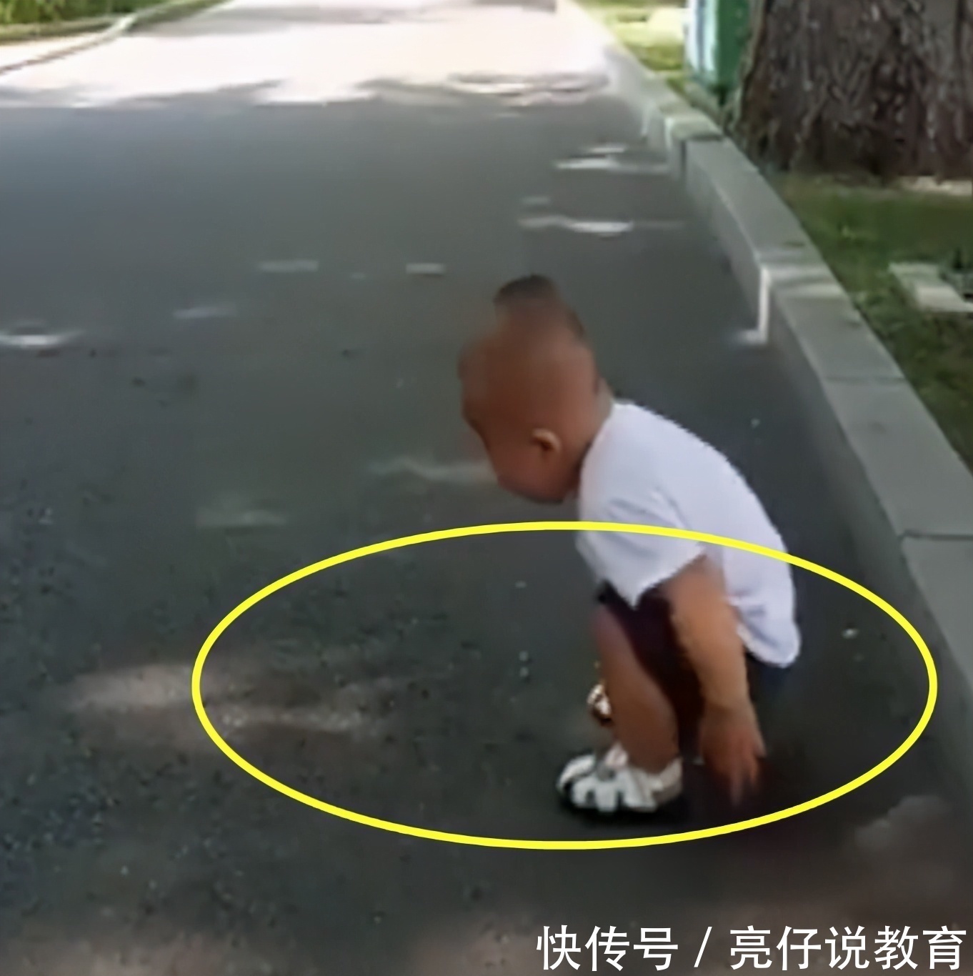 二宝|宝宝累到想坐台阶休息,却不想困难重重,奶奶:笑出眼泪了