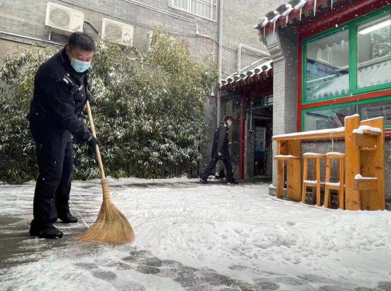 警探号|警探号丨初冬雪景下的“冻”人雪“警”