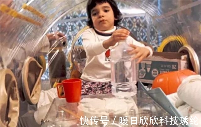 隔离罩|“泡泡男孩”:12岁才走出隔离罩,在死亡前第一次触摸到了妈妈